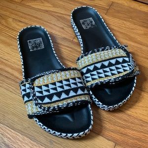 Dolce Vita slide with tribal pattern